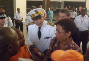 Rivo présente les principales revendications à George Pau Langevin à son arrivée à l'aéroport de Mayotte