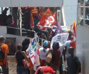 Sur la 1ère barge spécialement affrétée