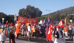 Le rassemblement des manifestants devant l'aéroport de Pamandzi à 16h50 ce lundi