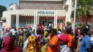 Grève les manifestants devant la mairie de Mamoudzou
