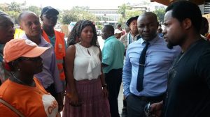 Issa Abdou 4e vice-président du département à la rencontre des grévistes pour témoigner de sa solidarité à 14 heures