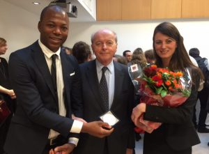 Fernand Beyene et Aurélie Arribat du Village d’Eva entourent Jacques Toubon, le défenseur des droits après la remise des prix