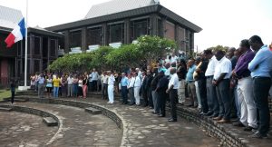 Le recueillement à la préfecture de Mayotte à 14 heures, midi à Paris