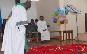 Le Père Bienvenu qui célébrait la messe
