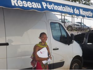Amandine Munier devant le camion du Répéma qui sillonne les villages pour rapprocher la prise en charge de toutes les femmes 