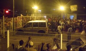 A la gare maritime de Mamoudzou, la foule arrache le portail pour éviter d'être écrasée