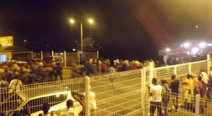 Mouvement de foule pour prendre la 1ère barge arrivée à Mamoudzou à 19h07