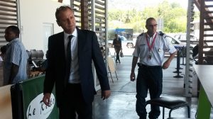 Le préfet Seymour Morsy vient constater le déploiement de sécurité à l'aéroport de Mayotte ce lundi matin