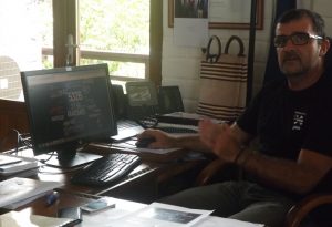 Hervé Curat présente le tout nouveau site web de l'UNSS Mayotte, en prenant l'espace d'un instant le bureau de la vice recteur