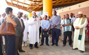 La vice recteur, le président Soibahadine Ibrahim Ramadani, et les religieux catholiques, indiens, musulmans, protestants