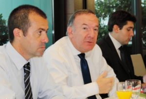 Yann de Prince, le président du Medef Réunion, aux côtés de Pierre Gattaz, le président du Medef France hier vendredi  à Paris (Photo: JIR)