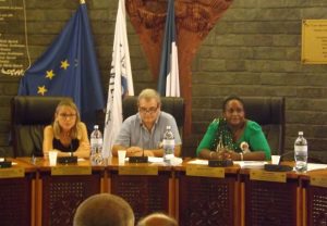 Etienne Moral le directeur du CHM entouré d'Anne Marie de Montera chef de pôle et Sophia Hafidhou cadre de pôle, ouvre la journée dans l'hémicycle Bamana