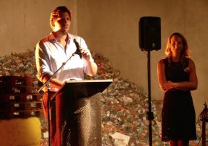 Des discours prononcés par Antoine de Palmas et Aurélie Loctin sur fond de déco tendance de tri sélectif
