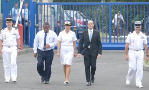 Les chefs de corps du DLEM et de la gendarmerie encadrent le maire de Pamandzi, la directrice de cabinet ud préfet et le procureur