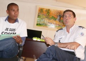 Elad Chakrina en compagnie du commissaire Miziniak lors de la première réunion des voisins vigilants