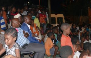 Si les habitants étaient les héros de la soirée, les élus n'en ont pas perdu une miette. Ici, Issa Issa Abdou, 4ème VP du conseil départemental en charge de l'action sociale, et Mohamed Majani maire de Mamoudzou