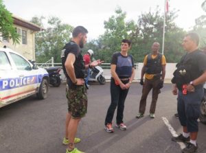 Florence Ghilbert-Bezard en compagnie d'une patrouille de policiers