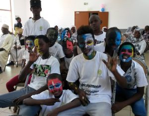 Les jeunes prêts à jouer leurs sketchs