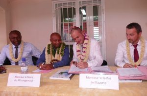 Issa Issa Abdou, Saïd Maanrifa Ibrahima, Seymour Morsy, Guy Fitzer lors de la signature du contrat de ville