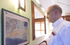 Alain Juppé scrute le plan du rallongement de la piste à Pamandzi