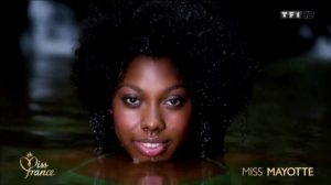 Ramatou, Miss Mayotte 2015, présentée lors de la soirée Miss France le 19 décembre au Zénith de Lille (Capture écran TF1)