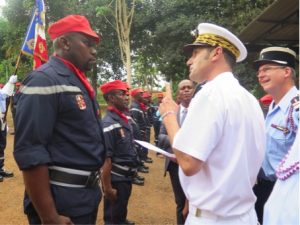 Les pompiers au garde à vous devant le préfet Morsy