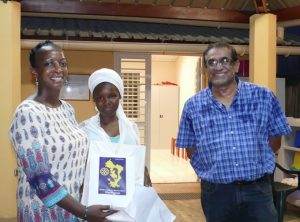 Distribution de cadeaux par Nadine Hafidou et Kaiz Mamodaly
