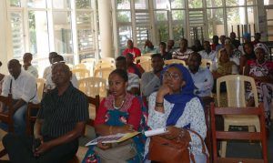 La salle lors de la présentation de l'URMA, avec au premier plan salle Université URMA, Omar Djoundy, et la Conseillère Armanie Abdoul Wassion 