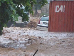 Les flots des pluies et rivières se mêlent sur la route à Mangajou