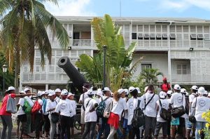 Plus d'une centaine de jeunes accompagnés de parents venus de Koungou en visite sur Petite Terre