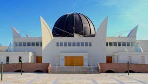 La grande mosquée de Strasbourg: au-delà de ces bâtiments emblématiques, les lieux de cultes se réduisent souvent à une simple pièce