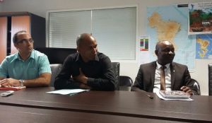 Le responsable de l'INSEE Mayotte Jamel Mekkaoui, le bâtonnier Nadjim Ahamada et Issa Abdou, le 4e vice-président du département