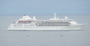 Le Silver Cloud derrière deux barques de pêcheurs