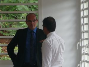 Aparté entre Bruno André et Joël Garrigue (de face)