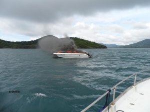 Vedette à moteur en flamme ©DMSOI