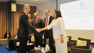 Poignée de mains et passation de présidence de la COI entre la ministre des Affaires étrangères de Madagascar Béatrice Atallah et le secrétaire d'État au Développement et à la Francophonie André Vallini
