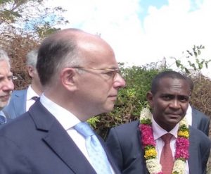 Ibrahim Aboubacar aux côtés de Bernard Cazeneuve dont le plan est très attendu