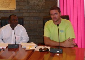 Ahamadi Daroussi aux côtés d'Adrien Michon, un des organisateurs de la Journée