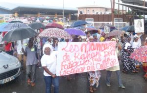 Manif en parapluies contre les violences scolaires