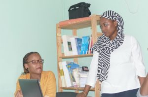 Maymounati Ahamadi échange avec la représentante de la CCI à propos des doukas