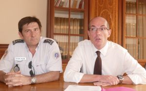Joël Garrigue félicitait les forces de police pour leur travail. Ici, le commissaire Miziniak
