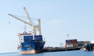 Beaucoup de navires ont des grues embarquées