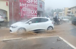 Le rond point SFR inondé