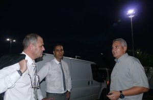 Seymour Morsy, Yacine Chouabia et Gregory Stoops en discussion sous le lampadaire solaire