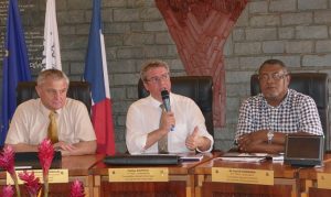 Vincent de Petra chef du pole sport et jeunesse de la DJSCS présente la nouvelle campagne à côté de Madi Vita du CROS