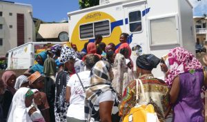 File d'attente devant la caravane de dépistage. Encore faut-il pouvoir être soigné ensuite...