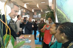 Bruno Lemaire candidat aux primaires de la droite et du centre sur le stand de Mayotte au salon de l'agriculture