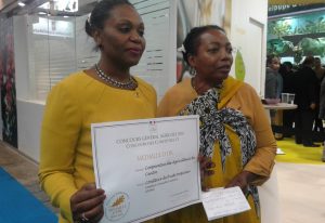 La joie et la fierté au CDTM comme à la CAPAM c après cette médaille d'or. Ici, la conseillère Fatimatie Bintie Darouchi Razafinatoandro et la vice présidente de la Chambre d'agriculture Laïni Mogne Mali (Photo: Saveurs et senteurs de Mayotte)