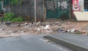 Les déchets dévalent la pente de Mangatélé