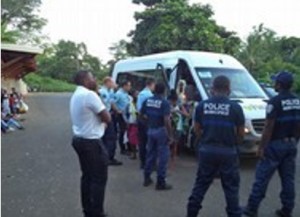 Gendarmerie et police municipale: Contrôle des bus scolaires à Tsimkoura (Photo: gendarmerie)